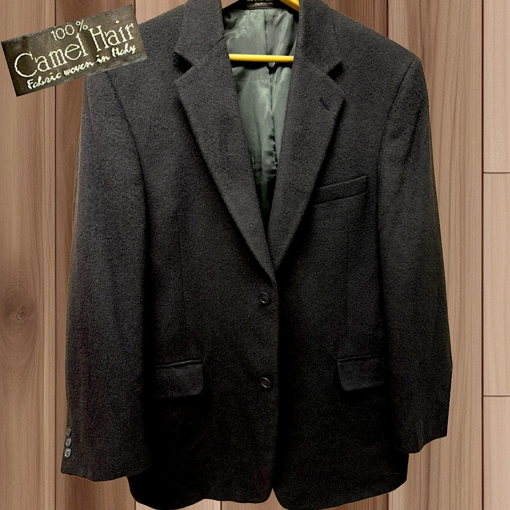 Chereskin Men’s blazer 100% camel hair size 42R
Dark navy